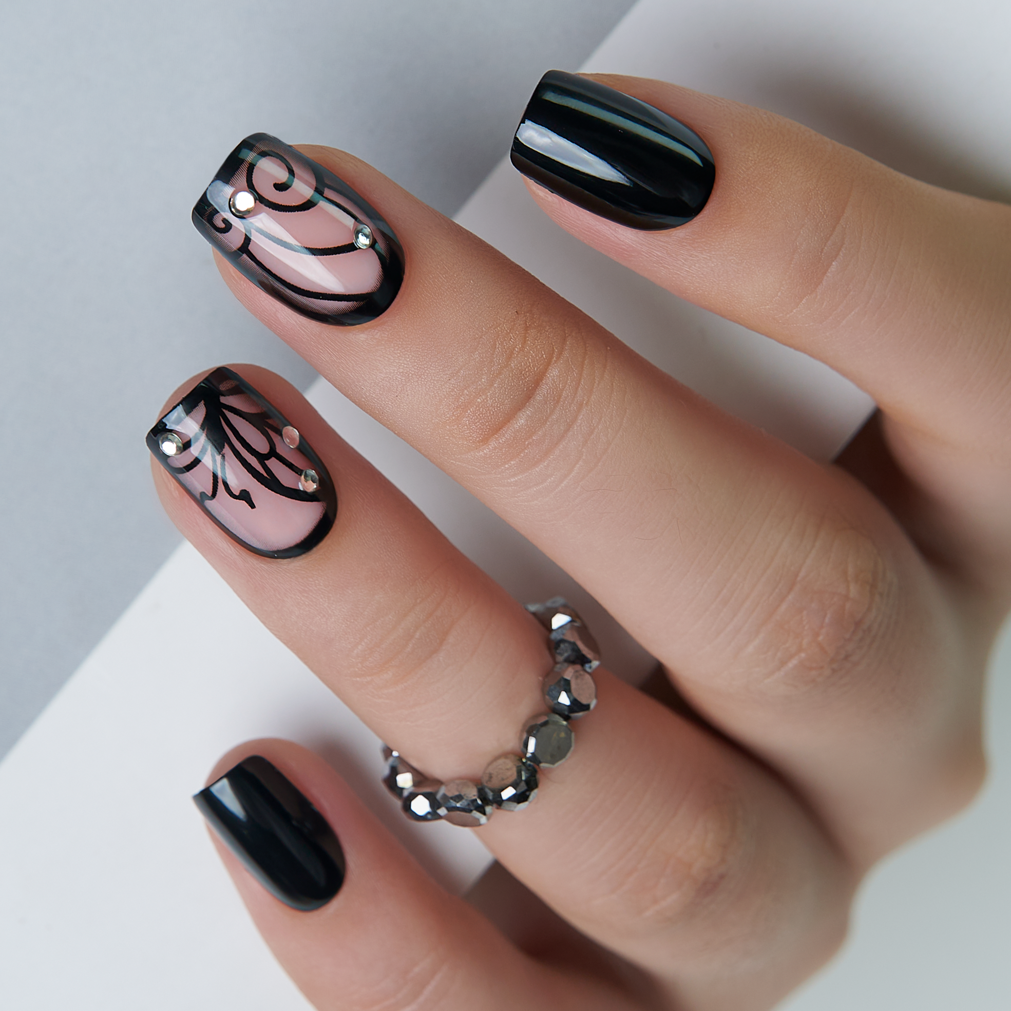 Chic Noir Wings – S Squoval