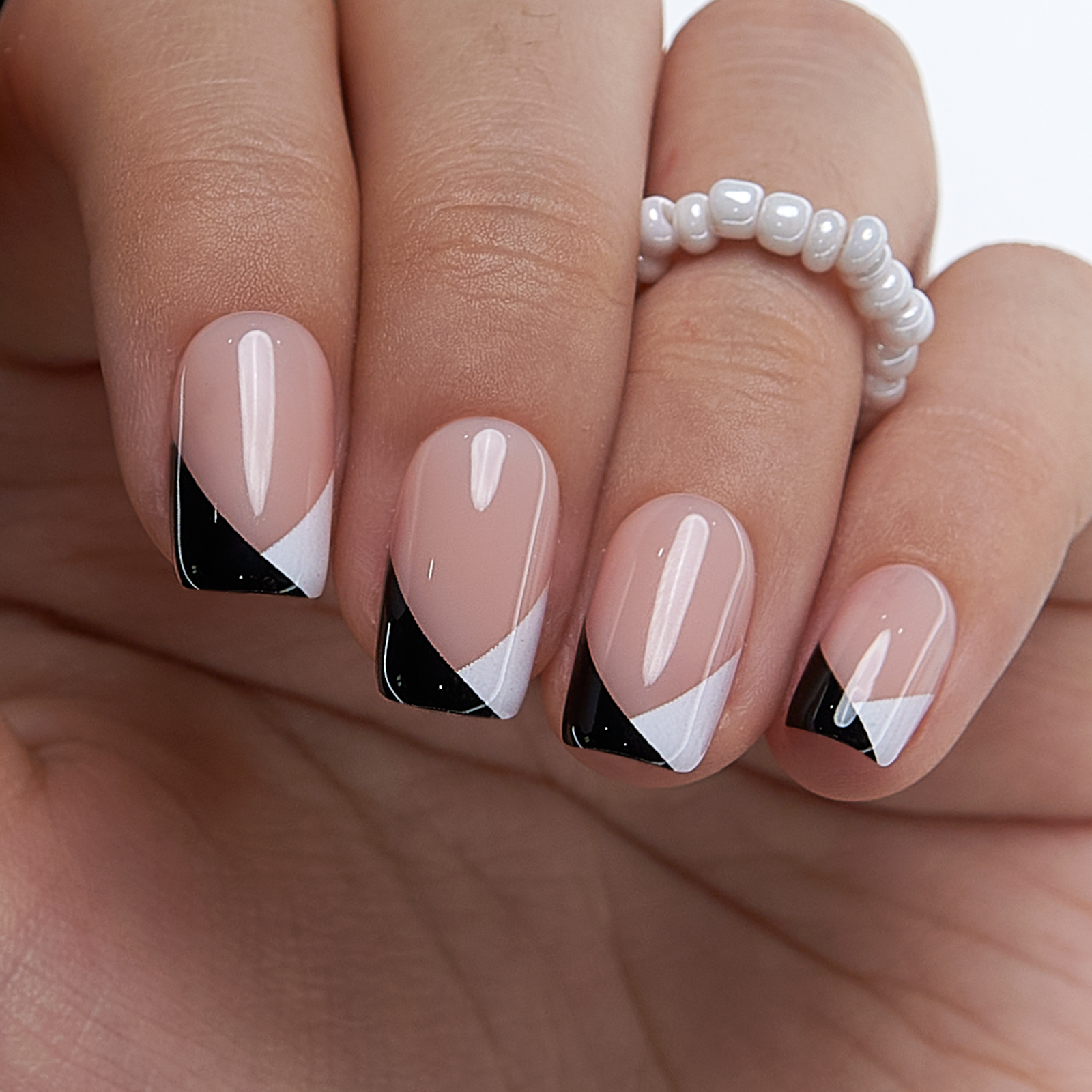 Minimal Contrast – M Squoval