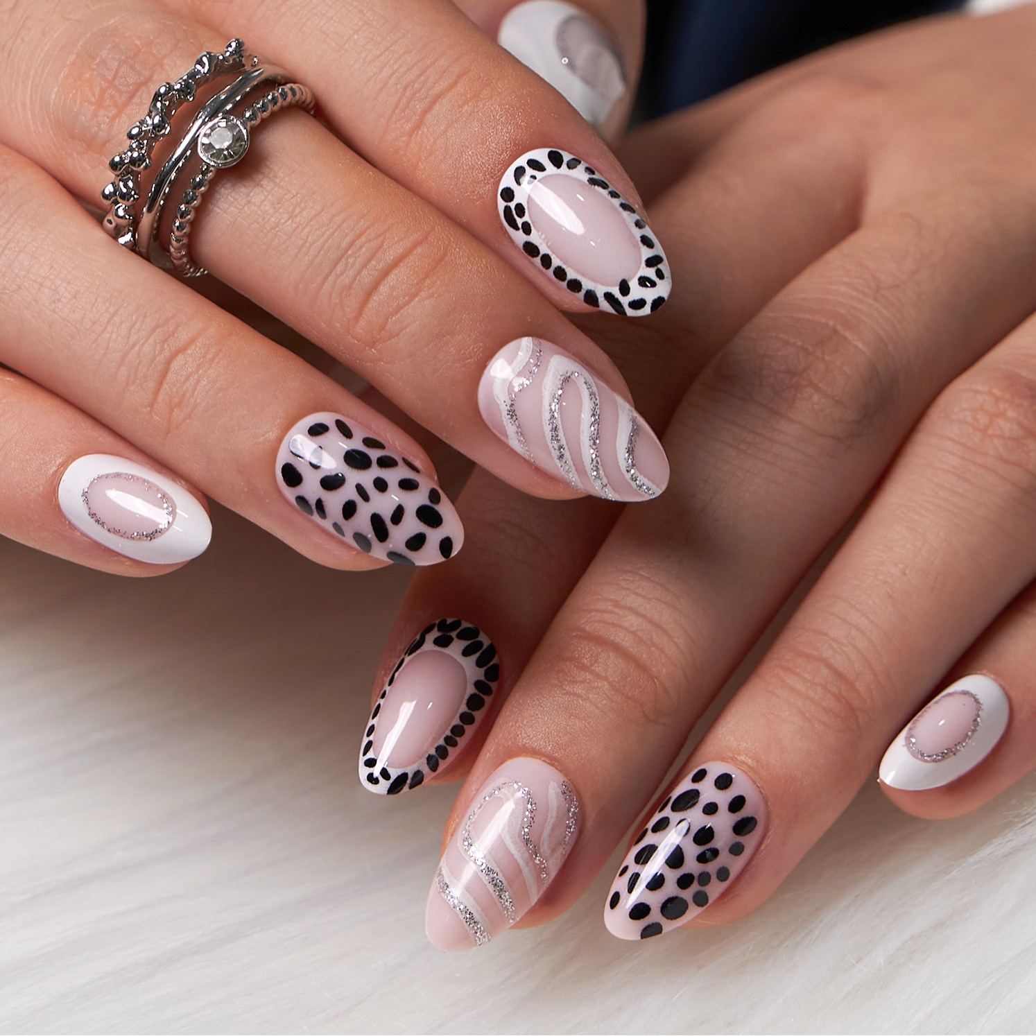 Silver Line Chic – S Almond