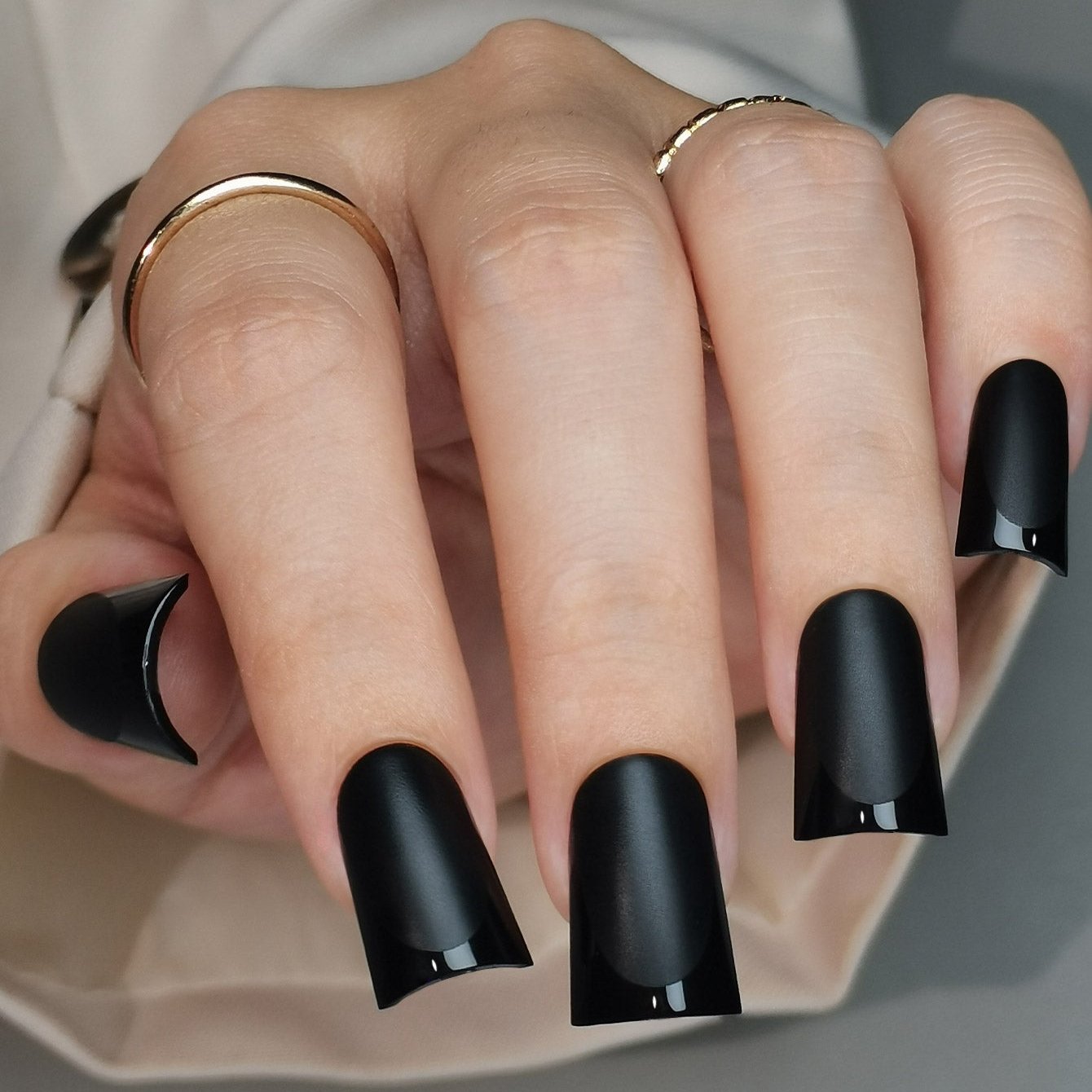 Noir Edge Glow – M Duckbill
