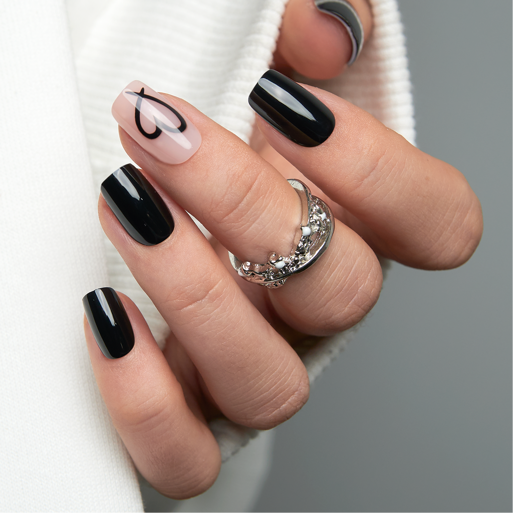 Dark Kiss – M Squoval