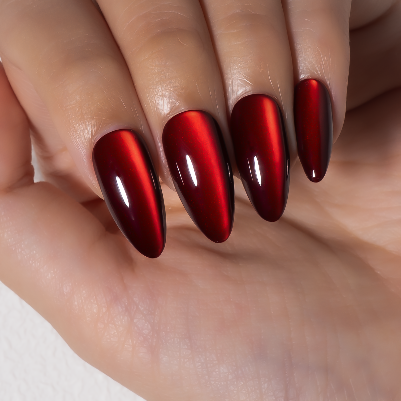 Ruby Cat Glow – L Almond