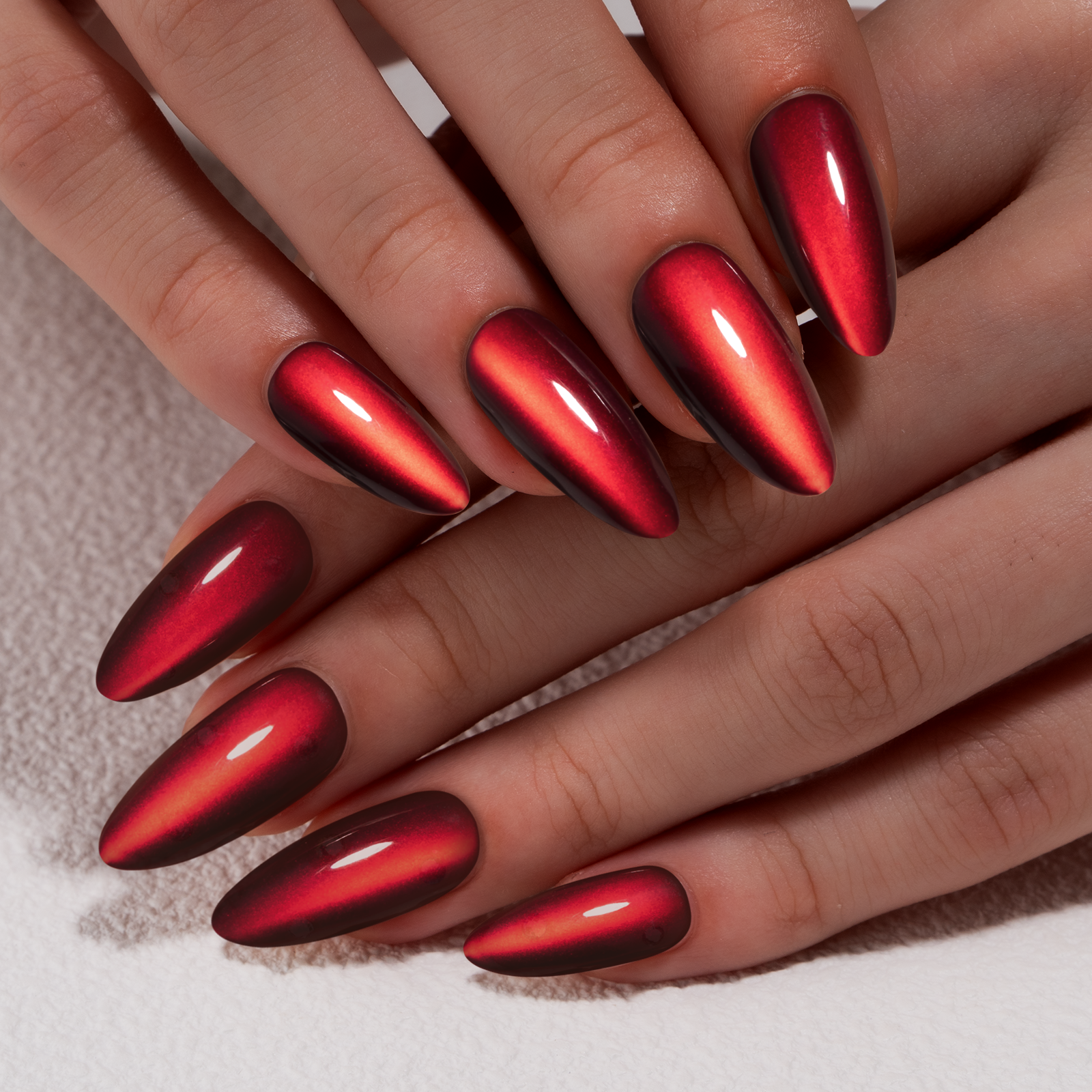 Ruby Cat Glow – L Almond