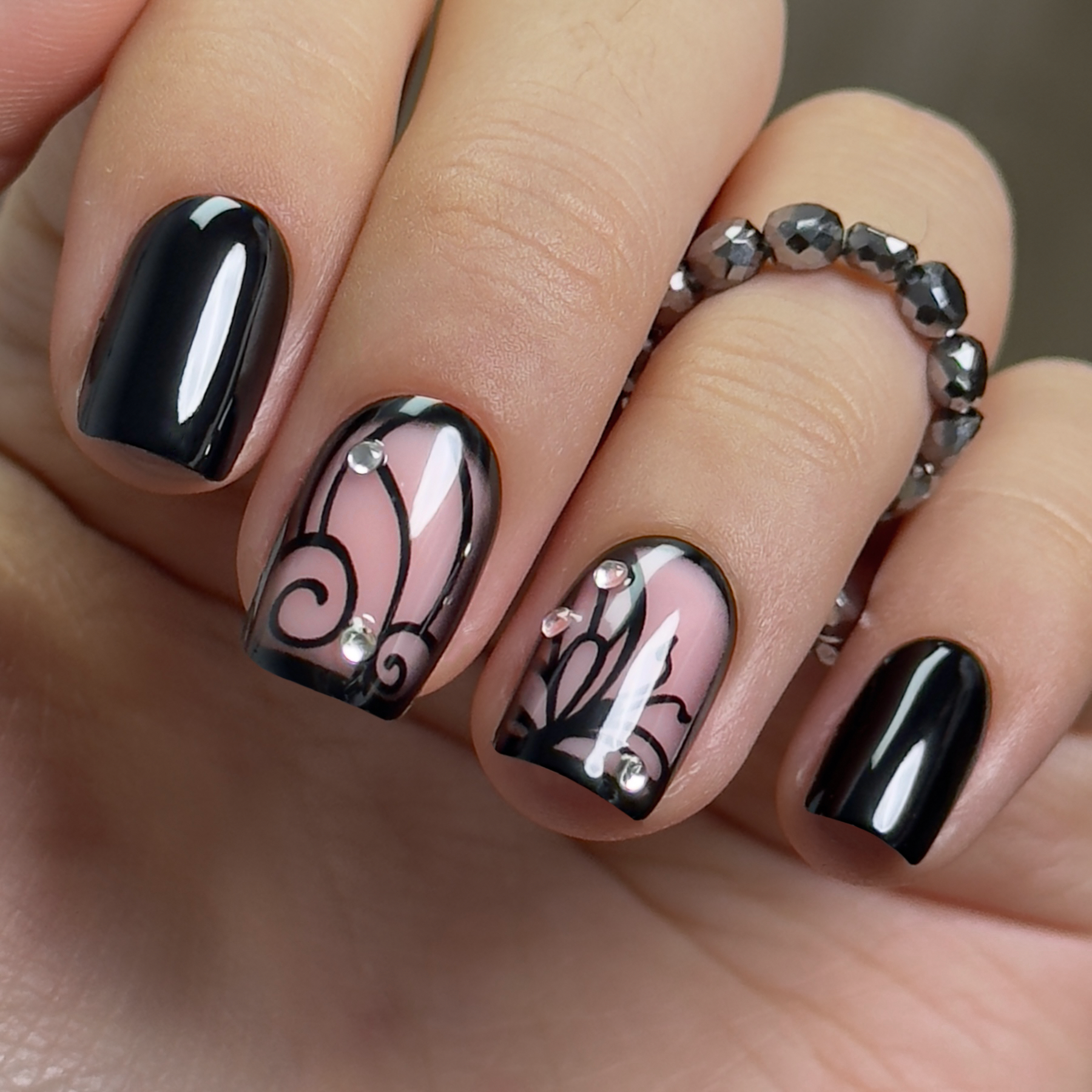 Chic Noir Wings – S Squoval