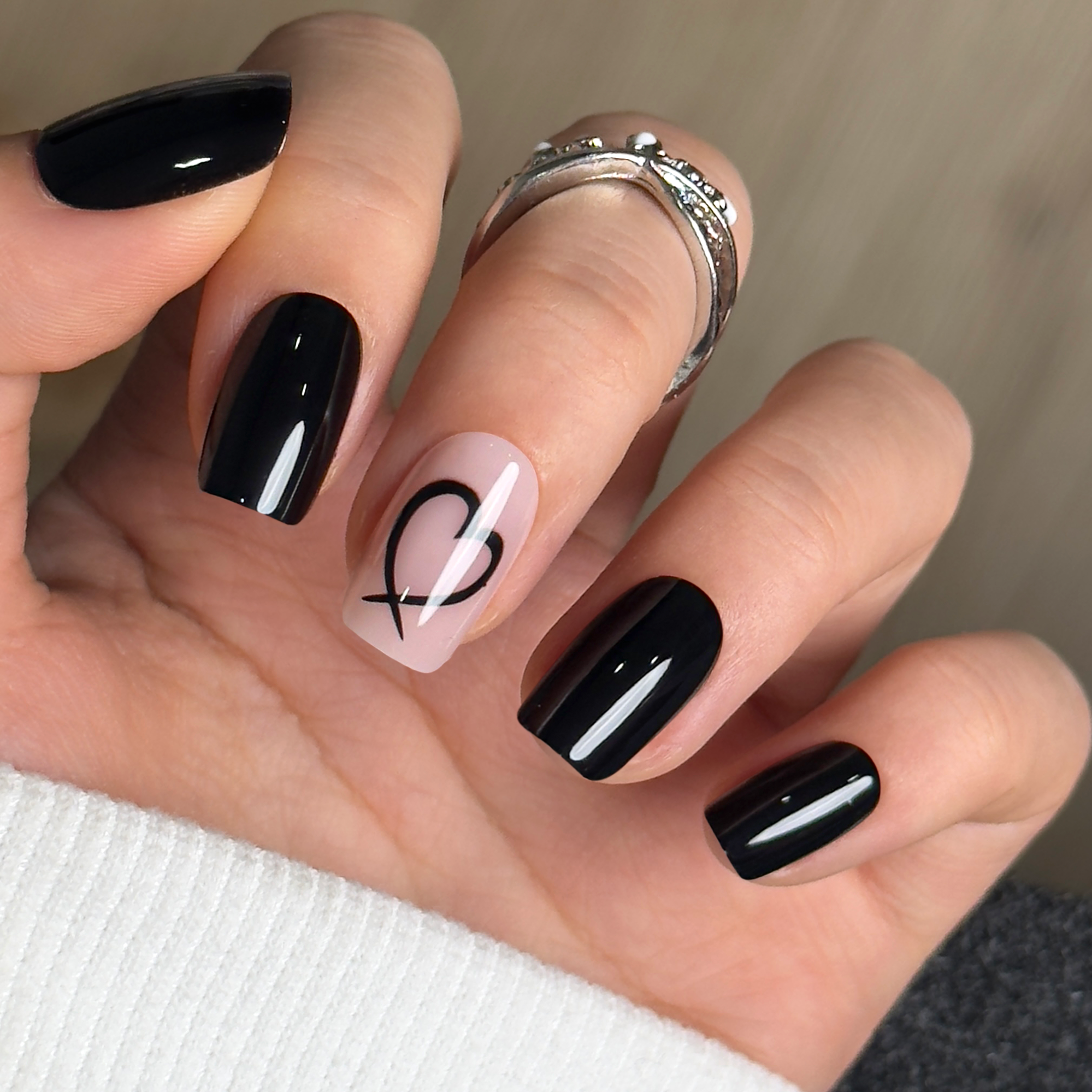 Dark Kiss – M Squoval